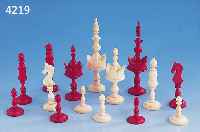 SCHACHFIGUREN, BEIN GESCHNITZT/GEDRECHSELT, NATUR UND ROT EINGEFäRBT, H BIS CA. 9.3 CM, VOLLSTäNDIG, ORIG.HOLZSCHACHTEL, DEUTSCH UM 1900