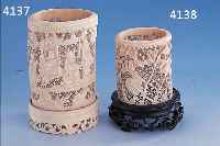PINSELBECHER, CHINA 30/40ER J., ELFENBEIN GE- SCHNITZT, DURCHBRUCHARBEIT, REICHE BLUMEN- STAFFAGE, KIRSCHBLüTEN UND LOTOS, ORIG.HOLZ- SOCKEL, H ...