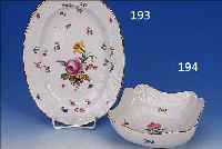 OVALE PLATTE, MEISSEN, UM 1860-70, RELIEFIERTER RAND, BUNT BEMALT MIT BLUMENBOU- QUET UND STREUBLUMEN, GOLDRAND, CA. 35,5 X 26,5 CM