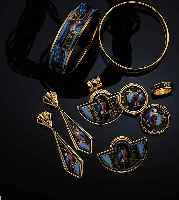 SCHMUCKSET, ÖSTERREICH, WIEN, 20.JH., ENTWURF UND HERSTELLUNG ATELIER MICHAELA FREY,METALL 24KT HARTVERGOLDET, MEHRFACHER EMAIL- AUFTRAG ...