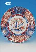 ZIERTELLER, JAPAN, ARITA, WOHL FUKAGAWA, UM 1900, PORZELLAN, BUNTE BEMALUNG, GOLD- GEHöHT, D. 33 CM, FäCHERARTIG AUSGEZOGENER RAND