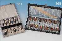 SET AUS ZWöLF KL. LöFFELN, KOCH U. BERGFELD, UM 1900, 800ER SILBER, VERGLOLDET, STIELE MIT RELIEF. FLORALEM DEKOR, IN ETUI, MIN. ALTERSSP.