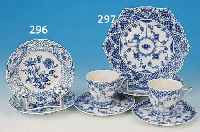 PAAR GEDECKE, ROYAL KOPENHAGEN, UM 1910, PORZELLAN, BLAUE BEMALUNG UNTER GLASUR, RAND TEILREL. MIT PART. DURCHBRUCHARBEIT, TASSENH. 7 ...