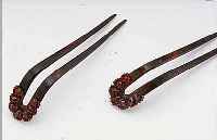 2 HAARSTECKKäMME MIT GRANATEN, BöHMEN UM 1880, TOMBAKFASSUNG, KäMME AUS HORN, GUTER ZUSTAND, OBERTEILE GEBOGEN, H CA. 10 CM