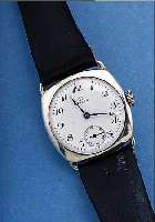 OMEGA HERRENARMBANDUHR, SCHWEIZ UM 1925, STERLINGSILBER, CARREE-CAMBRE-FORM, BODEN U. GLASR. GEDR., PERF. EMAILBL. SIGN., GEBL. ...