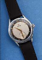 OMEGA HERRENARMBANDUHR, REF.-NR. 2891/1, SCHWEIZ UM 1957, EDELST., BODEN GEDR., 2-FARB.ORIG.-BLATT ALTERSBED. FL., VERG. ANKERW., ...