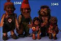 KONVOLUT AUS VIER STEIFF-FIGUREN, 50/60ER J., MECKI, H. 18 CM; 2 X MUCKI U. 1 X MACKI, H. 12 CM, 3X MIT KNOPF, FAHNE U. ...