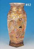 VASE, SATSUMA TOKIYO, UM 1890, STEINZEUG, REICHE BEMALUNG IM SOG. GOLDBROKATSTIL, UM- LAUFENDER DEKOR VON SAMURAI IN FAMILIE, FüR DEN EUROP. ...