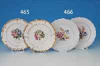 PAAR TELLER, MEISSEN, UM 1855, PORZELLAN, BUNTE BLUMENMALEREI, JE EIN BUNTE BOUQUET, RELIEFIERTER FLORALER RAND, D. 22 CM