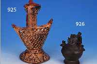 GEFäß, LAMBAYEQUE/CHIMU, 13. JH. N. CHR., TON GEBRANNT, ZWEI VOLLPLASTISCHE VOGELFIGURENAUSGUß MIT MASKERON, HENKEL BESCH., H. CA. 12 CM, ...