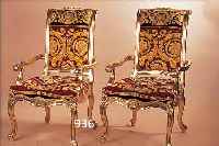 PAAR ARMLEHNSESSEL, GIANNI VERSACE, HOLZ GOLDEN GEFAßT (BERIEBEN), TYPISCHER BEZUGMIT SCHRIFTZUG ATELIER VERSACE, GEBR.-SPUREN
