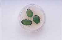LOT SMARAGDE ZUS. CA. 7.11 CT, 1 X TROPFENFORM, 2 X OVALFACETT.