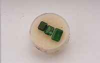LOT 3 SMARAGDE ZUS. CA. 4.80 CT, VERSCH. GRößEN, FORMEN UND FARBEN