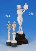 SKULPTUR, UM 1930, DEUTSCH, ELFENBEIN, FRAUENAKT MIT GONG AUF HOLZSOCKEL, H. CA. 19 CM