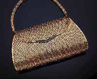 ELEGANTE ABENDTASCHE, GG/WG 585/000, SCHLIEßE BES. MIT 19 SAPHIRCARREES IN WG GE- FAßT ZUS. CA. 2.5 CT VON SEHR GUTER FARBE, ...
