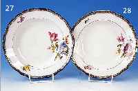 TIEFER TELLER, MEISSEN, 1946, PORZELLAN, QUALITäTVOLLE BEMALUNG, KOBALTBLAUER RAND, GOLDGEHöHT, EIN GR. U. EIN KLEINES BUNTES BOUQUET U. ...