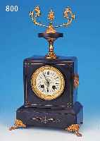 PENDULE FRANKREICH, UM 1890, SCHWARZES SCHIEFERGEHäUSE, SEITLICH MIT MASKERONEN, GLASDECKEL, BEIGEFARB. EMAILZIFFERBLATT MIT ...