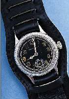 REVUE FLIEGERUHR, SCHWEIZ UM 1935, METALL VERCHR., BOD. U. LüN. GESCHR., ORIG. GLAS, WERK VERG., 15 ST., SCHR.-UNR., FLACH.-SPIR, LEDERB. ...