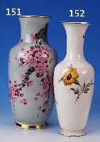 VASE, DDR, UM 1960, PORZELLAN, ROSAROTE BLUMENBEMALUNG AUF MINTGRüNEM GRUND, GOLDRäN- DER, H. 34,5 CM
