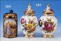 KLEINES DECKELVASENPAAR, DRESDEN, UM 1900, PORZELLAN, FEINE BUNTE BEMALUNG, UMLAUFENDER SCHöNER BLUMENDEKOR, BOUQUETS U. STREUBLUMEN, ...