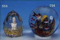 GROßES PAPERWEIGHT, MURANO, 50ER JAHRE, FARBLOSES GLAS MIT BUNTEN EINSCHMELZUNGEN, DAVON 8 FISCHE DARSTELLEND, H. CA. 10,5 CM
