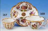 TASSE MIT UNTERTASSE, DRESDEN, UM 1900, PORZELLAN, FEINE BUNTE BEMALUNG, VIER KAR- TUSCHEN MIT ROMATISCHEN SZENEN, UMRANKT VON ...
