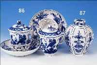 ZWEI SCHOKOLADENTASSEN, MEISSEN, UM 1870/80, PORZELLAN, 2. WAHL, BLAUE UNTERGLASURBEMA- LUNG, KAKIEMONDEKOR MIT PARADIESVöGELN, ...