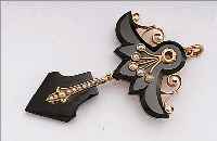 BROSCHE, ENGLAND, VIKTORIANISCH UM 1870/80, ONYX, GESCHNITTEN, GESCHLIFFEN UND POLIERT,MONTUR RG 15 KT, FLUßPERLBESATZ, BEWEGLICHE ABHäNGUNG, ...