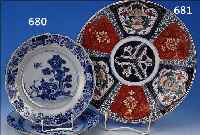 ZIERTELLER, JAPAN, 2. H. 19. JH., PORZELLAN,SCHöNE BUNTE BEMALUNG IN VORWIEGEND EISENROT U. KOBALTBLAU VERWASCHEN, STIL. BLUMENDEKOR U. ...
