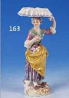 PORZELLANFIGUR, MEISSEN, 20. JH., 1.WAHL, FRAU MIT WARENKOPF AUF DEM KOPF, BUNT BEMALT, SOCKEL MIT GOLDSTAFFAGE, H. CA. 15,5 CM