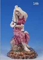 PORZELLANFIGUR, HöCHST, UM 1790, FRAU MIT TUCH UND BRIEF, BUNT BEMALT, BLASIGE KONSISTENZ VON MASSE UND BEMALUNG, H. CA. 16 CM