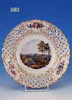 ZIERTELLER, MEISSEN, UM 1870-80, PORZELLAN, MITTIG FEINE BUNTE LANDSCHAFTS- MALEREI, RAND IN DURCHBRUCHARBEIT MIT ...
