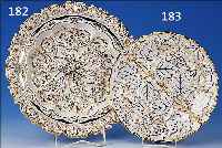ANBIETTELLER, MEISSEN, UM 1830-40, PORZELLAN, REICH RELIEFIERT UND MATT- UND GLANZVERGOLDET, D. CA. 32 CM