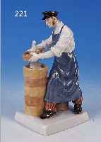PORZELLANFIGUR, MEISSEN, 20. JH., 1. WAHL, PORZELLANAUSFORMER, BUNT BEMALT, H. CA. 16 CM
