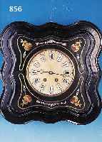 WANDUHR, FRANKREICH, UM 1870/1880, GE- SCHWEIFTER U. PROFILIERTER HOLZRAHMEN, SCHWARZ GELACKT, MESSINGINTARSIEN MIT PERL- ...