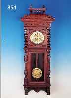 GROSSE WANDUHR, DEUTSCH, UM 1900, REICH VER-ZIERTES U. GESCHNITZES HOLZGEHäUSE, AUFSATZ IN DACHFORM, SEITLICHE KANNELIERTE U. GE- DRECHSELTE ...