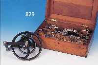 DREHMASCHINE FüR UHRMACHER, UM 1910/1920, ORIGIN. HOLZKASTEN, WOLF, JAHN & CO., AUF- NAHME 8MM, MIT HANDSCHWUNGRAD, 2 WANGEN 30 CM U. ...