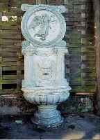 GROßER BRUNNEN, ITAL. RENNAISSANCESTIL, 20. JH. , GRüNER MARMOR, 180 X 75 X 52 CM, REICH VERZIERT MIT MASKERON UND ...