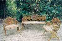 GARTENBANK UND ZWEI ARMLEHNSESSEL, WOHL FRANKREICH, UM 1900, GUßEISEN, BANK L. 126 CM, SESSEL B. 69 CM, MIT ...