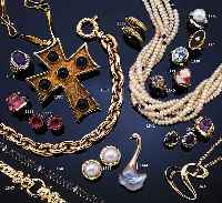 BISCHöFLICHES BRUSTKREUZ, SILBER VERGOLDET, MEISTERWERKSTäTTE KüSTER-BERTRAM, KöLN-ESSEN, BESETZT MIT 5 AMETHYST-CABOCHONS, KETTENL. CA.130 CM, ...