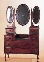 SPIEGELKOMMODE, ENGLAND, UM 1900/10, 2-TEILIGER AUFSATZ MIT FACETT. 3-TEILIGEN SCHWENKBAREN SPIEGELN, FüßE AUF ROLLEN, AL- TERBESBED. ...