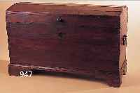 RUNDDECKELTRUHE, WOHL SüDDEUTSCH, UM 1830, EICHE MASSIV, OHNE SCHLüSSEL, MIT SPANNUNGS- RISSEN, ALTERSBEDINGTE GEBRAUCHSSPUREN, UM- ...