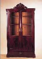 VITRINENSCHRANK, MITTELDEUTSCH, UM 1860/70, KORPUS WEICHHOLZ, GESPIEGELTES PYRAMIDENMAHA- GONIFURNIER, TüREN KASSETTIERT UND VERGLAST, 1 ...