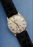 TAVANNES HERRENARMBANDUHR, REF.-NR. 43017/66 SCHWEIZ UM 1945, GG 585/000, BODEN U. GLAS-R. GEDR., BLATT REST., RUNDANKERW., 15 ST., HANDAUFZUG, ...