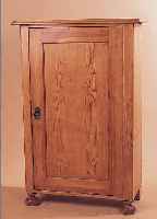 KLEINER SCHRANK, DT., UM 1900, WEICHHOLZ, 1-TüRIG, 2 EINLEGEBöDEN, FüßE U. PLATTE SEK., ALTERBED. GEBRAUCHSSPUREN, CA.: 101X69X34 CM