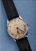 OMEGA HERRENARMBANDUHR, REF.-NR. 9736582, SCHWEIZ UM 1940, EDELST., BODEN GEDR., BLATT 2-FARB. VERS., GEBL. ORIG.-STAHLZEIGER, 15 ST., ...