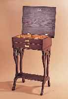 NäHTISCH, DEUTSCH, UM 1920/30, EICHE MASSIV,2 SCHüBE MIT UNTERTEILUNGEN, KLAPPE IST SCHWENKBAR, ALTERSBEDINGTE GEBRAUCHSSPUREN, CA. 78 X ...