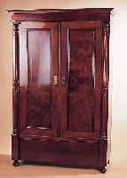 SCHRANK, GRüNDERZEIT, UM 1890, NUßBAUMFU- NIER, TüREN MIT GESPIEGELTEN KASSETTEN, GE- DRECHSELTE VOLLSäULEN, 4 SEK. EINLEGEBöDEN, ...
