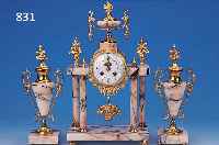 PENDULE MIT BEISTELLERN, FRANKREICH UM 1920/30, GEEäDERTER MARMOR, VERZIERTE FüßE, BEKRöNUNG EINER SCHALE, SEITLICH MIT BLUMEN- SCHALEN, ...