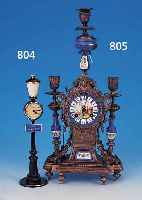 PENDULE, FRANKREICH, UM 1880, VERZIERTES SPRITZGUßGEHäUSE MIT RESTEN ALTER VERGOLDUNG, BEMALTE PORZELLANEINLAGEN (LIMOGES), EIN FUß HINTEN ...